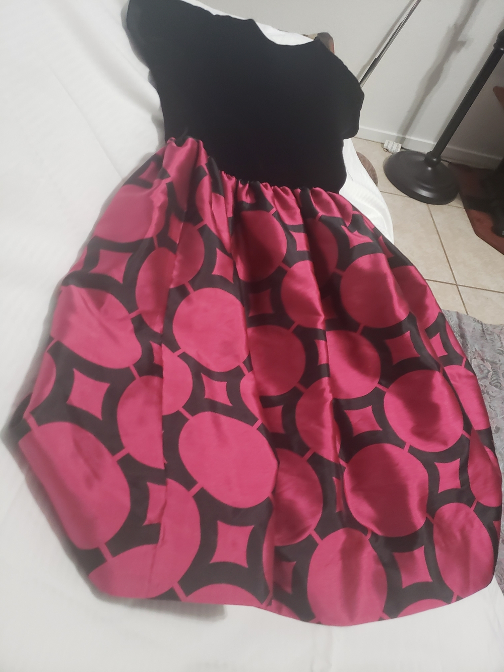 Beautiful Susanne Lively designer party dress! Featuring a classic black bodice